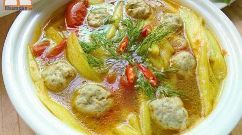 Cách làm món canh chua chả cá dọc mùng tốn cơm vô cùng