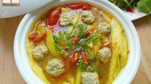 Cách làm món canh chua chả cá dọc mùng tốn cơm vô cùng