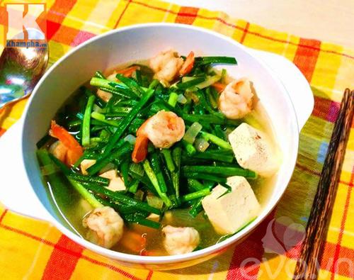 Cách làm món canh tôm đậu phụ nấu lá hẹ thơm ngon