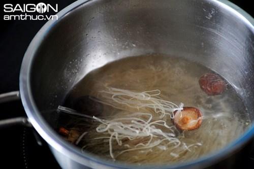Cách làm món mì chũ nấu gà đậm đà, ngon miệng