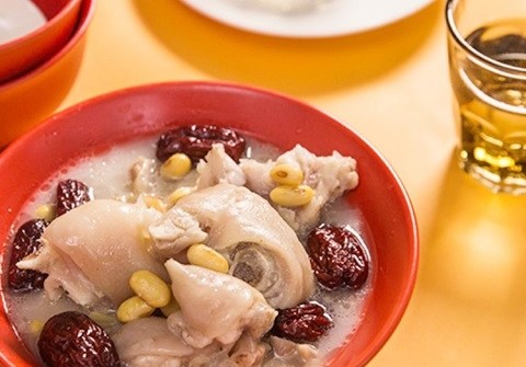 cach lam mon mong gio ham tao do bo duong Cách làm món móng giò hầm táo đỏ bổ dưỡng