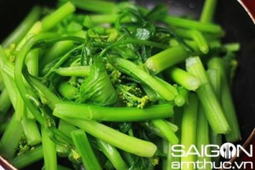 Cách làm món ngồng cải xào tỏi thơm giòn, ngon miệng và đẹp mắt