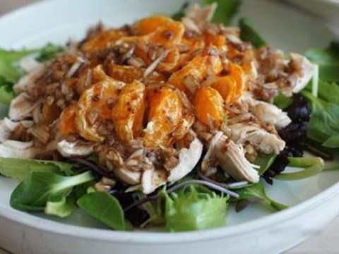 cach lam mon salad ga va quyt say huong vi moi la Cách làm món salad gà và quýt sấy hương vị mới lạ