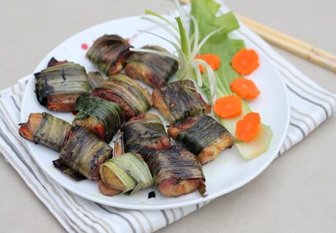 cach lam mon thit ba chi cuon la nep nuong la mieng thom ngon Cách làm món thịt ba chỉ cuốn lá nếp nướng lạ miệng, thơm ngon