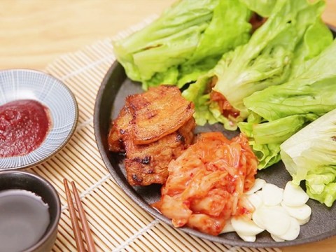 cach lam mon thit ba chi nuong chao cuon kim chi xa lach kieu han cuc ngon Cách làm món thịt ba chỉ nướng chảo cuộn kim chi, xà lách kiểu Hàn cực ngon