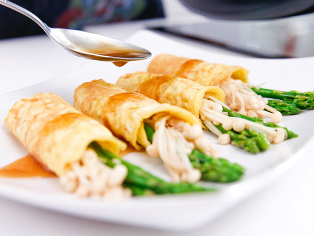 Cách làm món trứng cuộn nấm và măng tây đẹp mắt, ngon ngất ngây