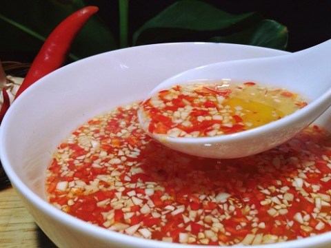 cach lam nuoc mam chua ngot sanh keo cham mon gi cung ngon nhuc nhoi Cách làm nước mắm chua ngọt sánh kẹo, chấm món gì cũng ngon "nhức nhối"