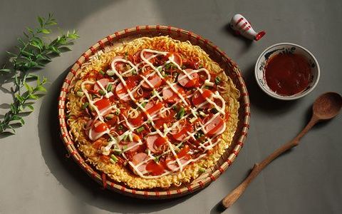 cach lam pizza my tom don gian ngon mieng Cách làm pizza mỳ tôm đơn giản, ngon miệng