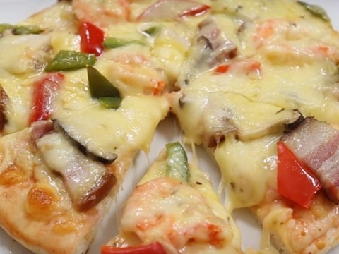 cach lam pizza ngon nhu ngoai hang %E2%80%98de nhat qua dat chi bang noi com dien ai Cách làm pizza ngon như ngoài hàng ‘dễ nhất quả đất’ chỉ bằng nồi cơm điện, ai ăn cũng nghiện