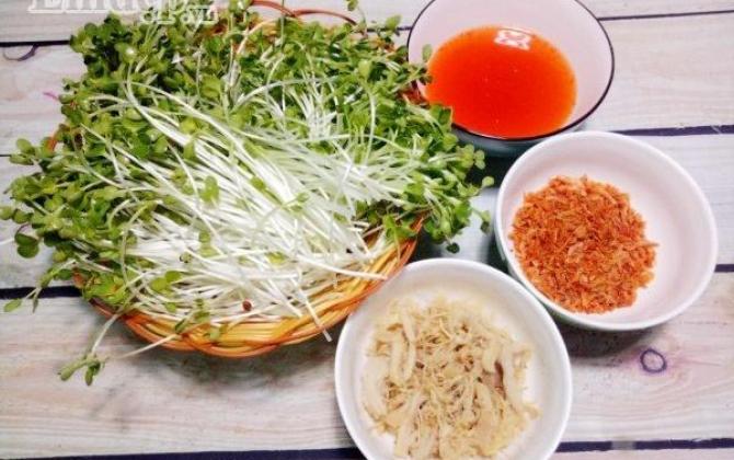 Cách làm salad rau mầm trộn thịt gà thanh mát, ngọt dịu