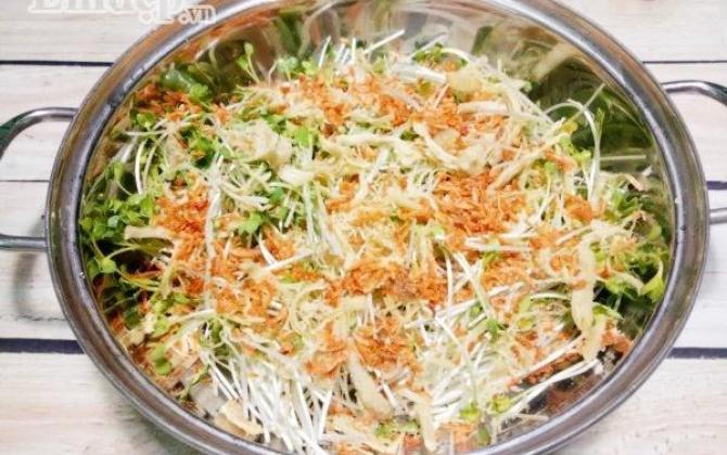 Cách làm salad rau mầm trộn thịt gà thanh mát, ngọt dịu