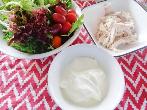 Cách làm salad ức gà sốt sữa chua nhanh, ngon mà không béo