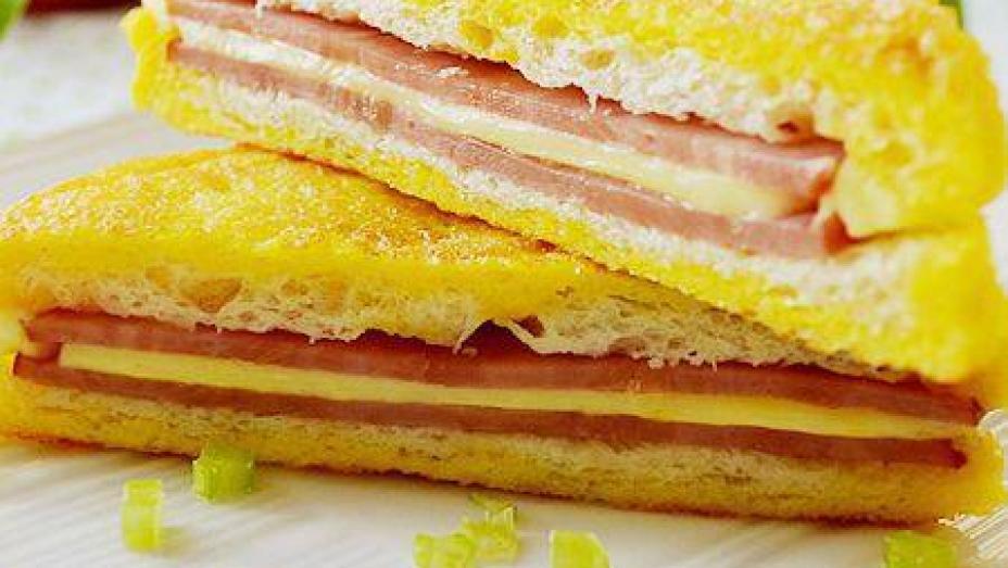 Cách làm sandwich kẹp giăm bông cho bữa sáng ngon lành