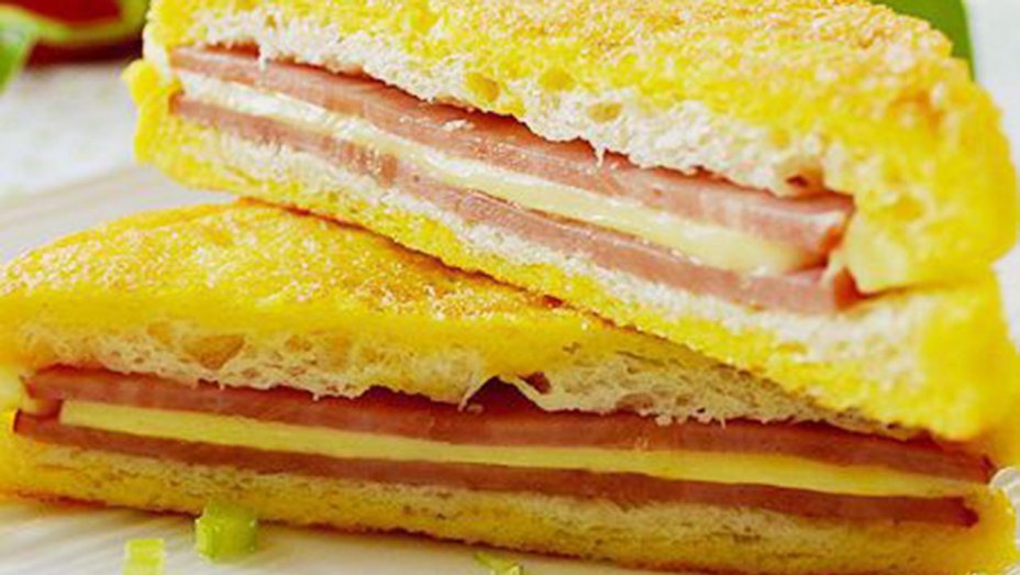 Cách làm sandwich kẹp giăm bông cho bữa sáng ngon lành