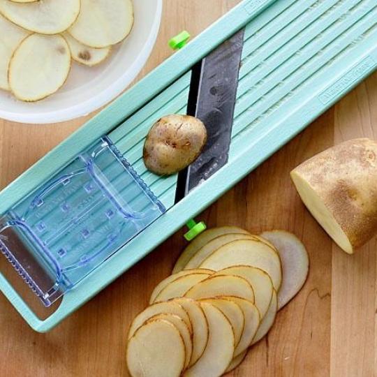 Cách làm snack khoai tây giòn rụm, thơm ngon, chẳng khác gì đi mua