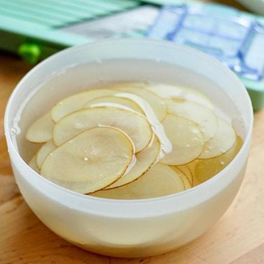 Cách làm snack khoai tây giòn rụm, thơm ngon, chẳng khác gì đi mua