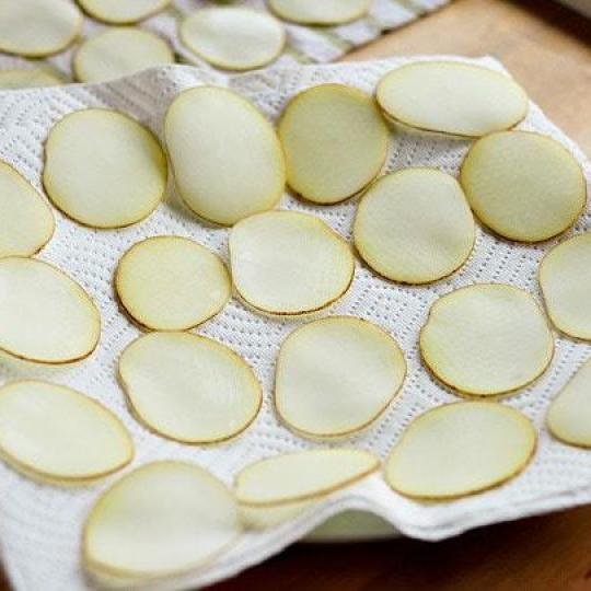Cách làm snack khoai tây giòn rụm, thơm ngon, chẳng khác gì đi mua