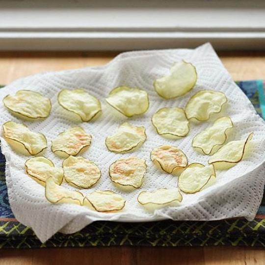Cách làm snack khoai tây giòn rụm, thơm ngon, chẳng khác gì đi mua