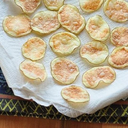 Cách làm snack khoai tây giòn rụm, thơm ngon, chẳng khác gì đi mua