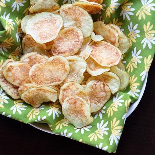 Cách làm snack khoai tây giòn rụm, thơm ngon, chẳng khác gì đi mua