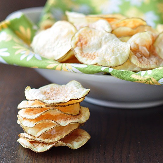 Cách làm snack khoai tây giòn rụm, thơm ngon, chẳng khác gì đi mua