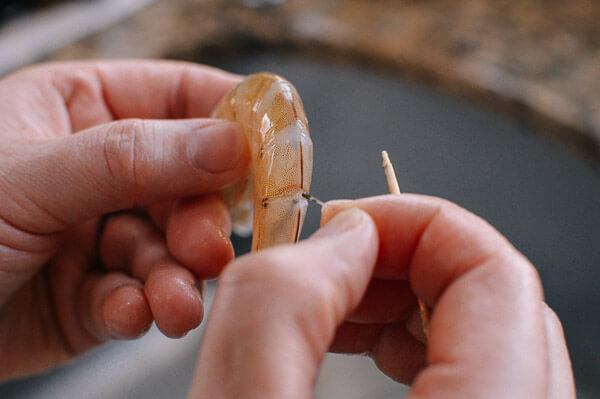 Cách làm tôm luộc chấm nước tương đơn giản mà ngon