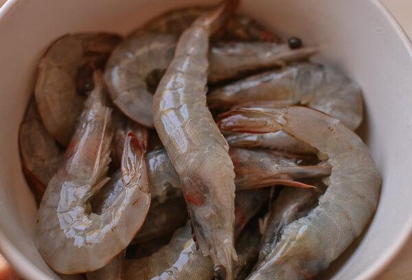 Cách làm tôm luộc chấm nước tương đơn giản mà ngon