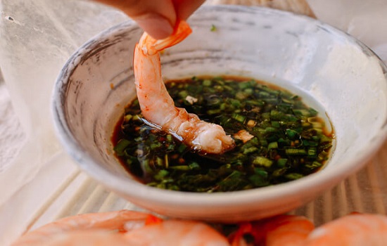 Cách làm tôm luộc chấm nước tương đơn giản mà ngon