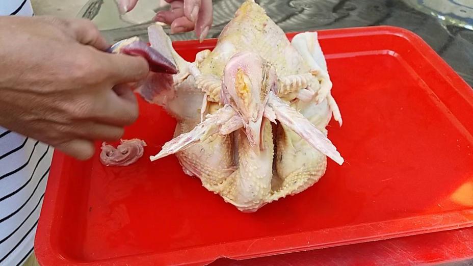 Cách luộc gà cúng ngon và bày gà có ý nghĩa cho đêm giao thừa