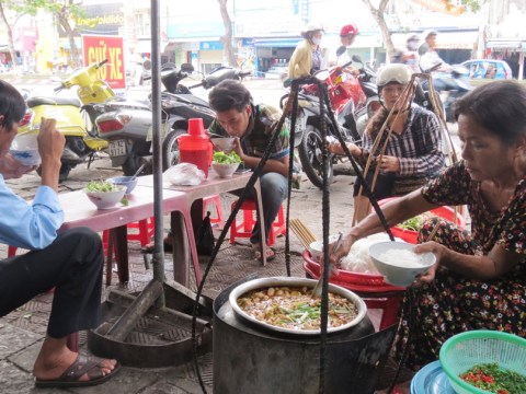 cach ly xa hoi noi long tu 23 4 tuong tu bun bo com hen la di vang Cách ly xã hội nới lỏng từ 23.4: Tương tư bún bò, cơm hến là dĩ vãng