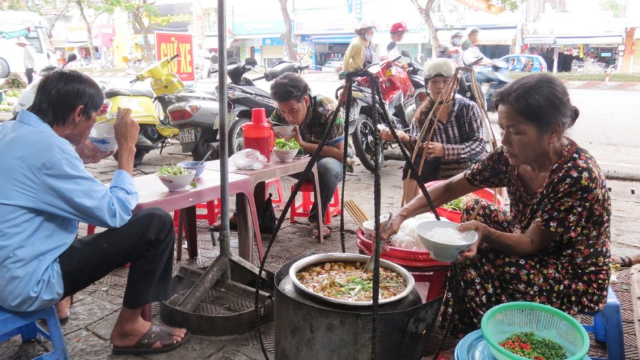 Cách ly xã hội nới lỏng từ 23.4: Tương tư bún bò, cơm hến là dĩ vãng