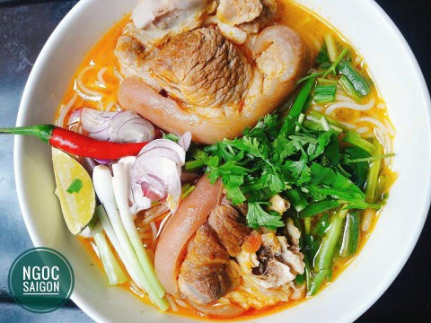 cach nau bun bo gio hap dan cho ca nha Cách nấu bún bò giò hấp dẫn cho cả nhà