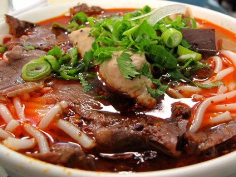 cach nau bun bo hue thom ngon chuan vi cho bua sang cuoi tuan Cách nấu bún bò Huế thơm ngon, chuẩn vị cho bữa sáng cuối tuần