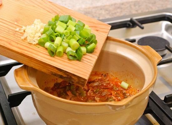 Cách nấu canh kim chi cá ngừ Hàn Quốc siêu hấp dẫn