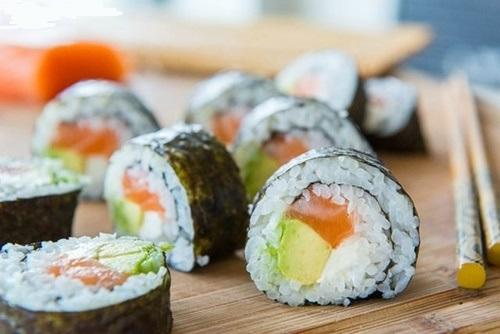 Cách tự cuốn sushi cá hồi ngon mê ly tại nhà