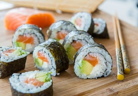 cach tu cuon sushi ca hoi ngon me ly tai nha Cách tự cuốn sushi cá hồi ngon mê ly tại nhà