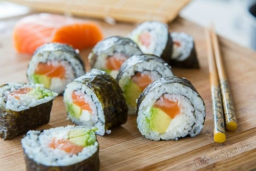 Cách tự cuốn sushi cá hồi ngon mê ly tại nhà