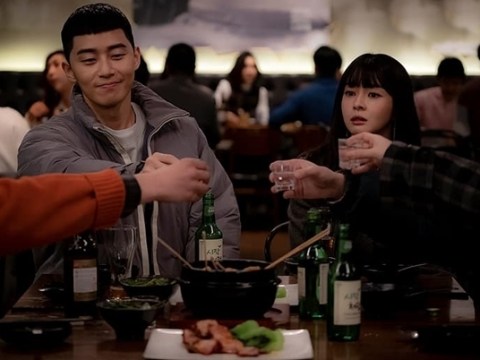 cach uong soju chuan han trong tang lop itaewon Cách uống soju chuẩn Hàn trong 'Tầng lớp Itaewon'