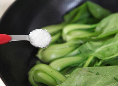 Cải thìa xào nấm nhẹ nhàng ngon miệng