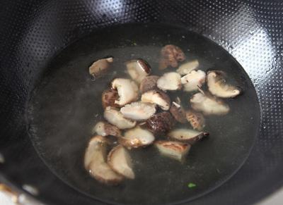 Cải thìa xào nấm nhẹ nhàng ngon miệng
