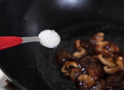 Cải thìa xào nấm nhẹ nhàng ngon miệng