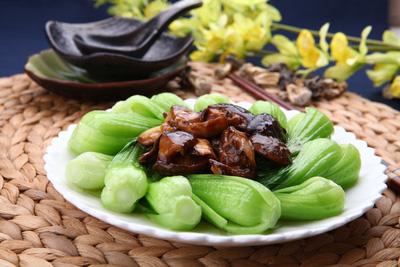 Cải thìa xào nấm nhẹ nhàng ngon miệng