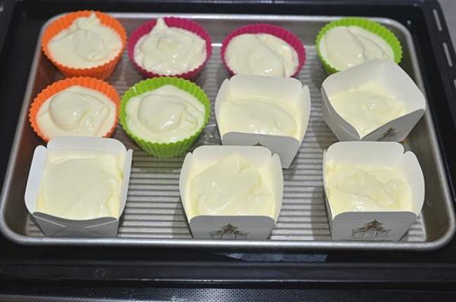 Cần gì phải mua, mẹ nào cũng có thể tự làm cupcake phô mai siêu mềm mịn cho bé