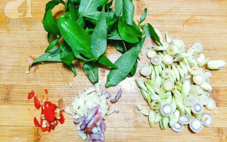 Cần gì phải ra hàng, ở nhà làm ốc hương xào sả ớt ăn còn ngon hơn!