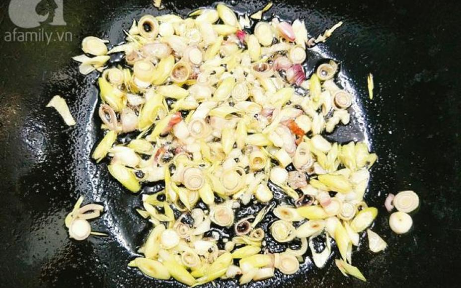 Cần gì phải ra hàng, ở nhà làm ốc hương xào sả ớt ăn còn ngon hơn!