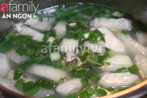 Canh bí đao nấu nghêu thanh mát dễ ăn