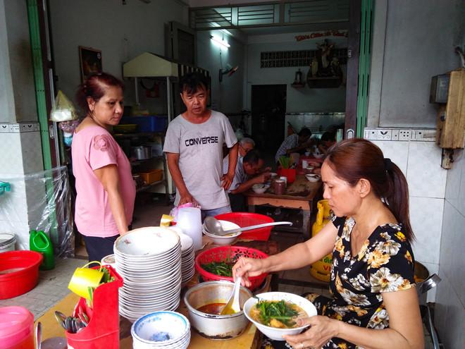 Canh bún 26 năm ở Sài Gòn ngon đúng chuẩn, giá chỉ 15.000 đồng