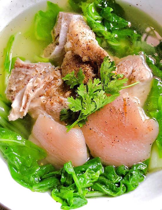 Canh cải nhúng nấu chân giò