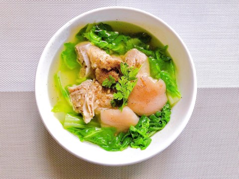 canh cai nhung nau chan gio Canh cải nhúng nấu chân giò