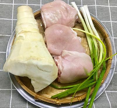 Canh chân giò hầm măng tươi